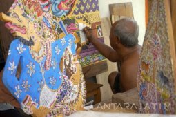 Purnawirawan TNI Tekuni Kerajinan Wayang Kayu