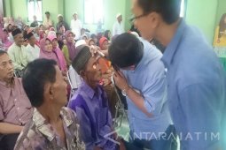Kedutaan Kuwait Bantu Operasi Katarak Warga Madura
