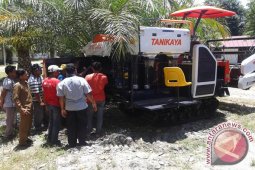 Petani Abdya dilatih penggunaan "Combine Hesvester"