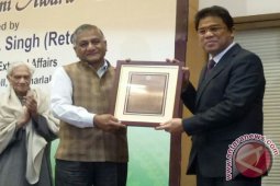 Prof Widnya Terima "ICCR Distinguish Alumni Award"