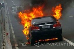 Mobil Sedan Terbakar di Jembatan Suramadu