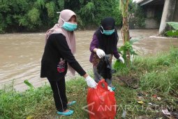 Masyarakat Jember Bersihkan Sampah Peringati Hari Air