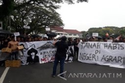 Pakaian-Payung serba Hitam AMPK Kecam Kebijakan Pemerintah