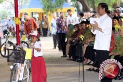 Presiden Jokowi beri sepeda ke siswa Barus