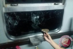 KA Jayabaya dilempari batu, dua penumpang terluka