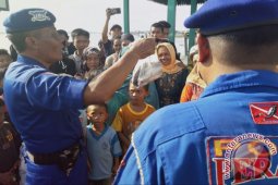 Satpolair Banjarmasin Bagikan Ikan Kepada Masyarakat Pesisir