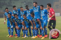 Pemain Persib "Jajal" Lapangan