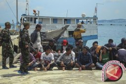 TNI AL selamatkan 33 TKI ilegal yang hanyut setelah kapal bocor