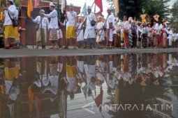 Umat Hindu Surabaya Melasti di Pantai Arafuru