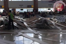 Plafon di Terminal Keberangkatan Roboh