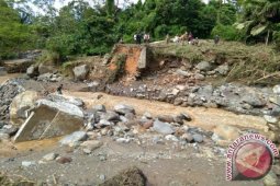 Jembatan Hubungkan Tiga Kecamatan Putus