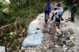 Warga Bojonegoro Minta Jalan Longsor Diperbaiki