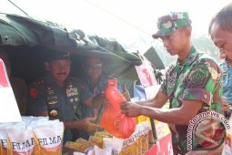 HUT Sesko-TNI Salurkan 3.000 Liter Minyak Goreng