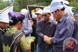 Bupati Simalungun Melayani Masyarakat Libur Nyepi