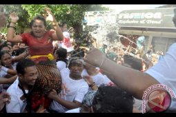Ribuan Masyarakat Bali Tonton Festival Omed-Omedan