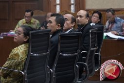 Miryam dan Novel berdebat di pengadilan, ada soal bau duren