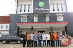 Mantan Bupati Ongku Kunjungi Kantor Bupati Tapsel