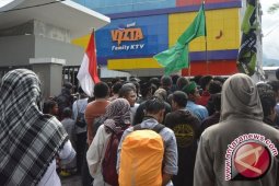 Demonstran "segel" tempat karaoke Inul Vizta di Palu