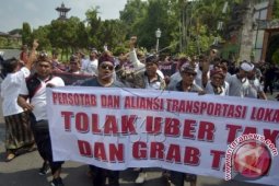 Polemik Taksi Konvensional Dengan "Online" di Bali