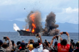 Menteri Susi Tenggelamkan 81 Kapal "Illegal Fishing"