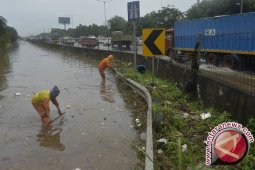Banjir Rendam Jalan Utama Rawalumbu Bekasi