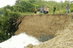 Hujan, Penyebab Tanah Retak Kedungmaor Bojonegoro