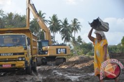 Mengutip Puing Bangunan Pasca Banjir Bandang
