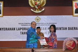 BUPATI HSS SERAHKAN LKPD 2016