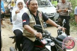 Mensos Naik Motor Tinjau Lokasi Longsor