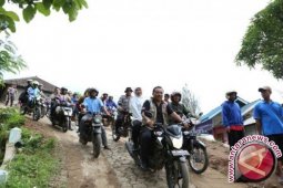 Tangani Longsor Ponorogo, Khofifah Naik Motor, Gus Ipul Naik Heli
