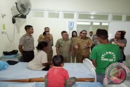 Wabup Sekadau Jenguk Lisan yang Terkena Kanker