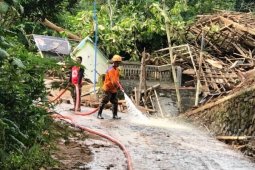 BPBD Bersihkan Jalan Berlumpur Akibat Longsor Ponorogo