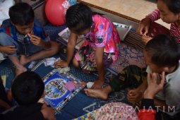 Anak Bermain di Pengungsian