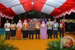Gubernur Gorontalo Serahkan "anugerah Bintang Demokrasi"