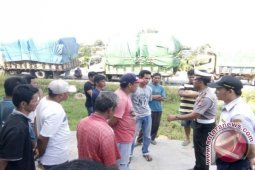 Polres Kayong Utara Tilang Truk Ekspedisi