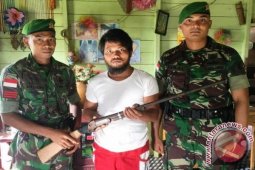 Warga Perbatasan Serahkan Senjata Rakitan
