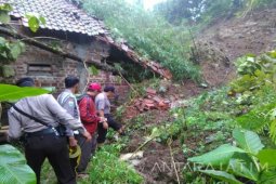 Petugas Gabungan Bantu Bersihkan Rumah Warga Korban Tanah Longsor Kediri