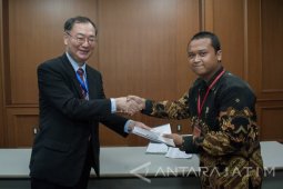 Konjen Jepang Menyerahkan Sertifikat JPLT