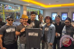 Zola nonton film "Night Bus" bersama para aktor