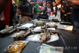 Barang Bukti Terduga Teroris Dibawa ke Surabaya (Video)