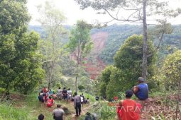 BPBD Nganjuk Lanjutkan Pencarian Korban Tanah Longsor