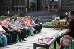 Demonstran Tolak Tambang Klarifikasi Gambar Palu Arit