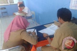 SISWA TUNA RUNGU IKUTI UN