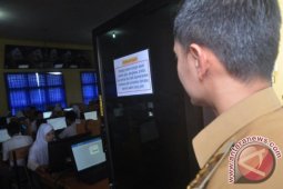 Gubernur memantau UNBK pastikan listrik tak padam