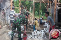 Warga Yapen Sambut Gembira TNI Bangun Rumah