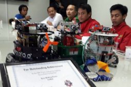 Mahasiswa UMM Juara Robot Interansional "Banjir" Hadiah