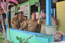 Wabup Sanggau Tinjau UN SMA