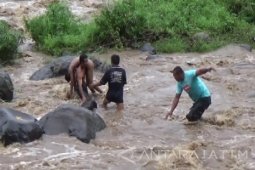 MTs Bani Alimursad: Sungai Deras Enam Siswa Hanyut