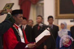 Saldi Isra Disumpah sebagai Hakim Konstitusi
