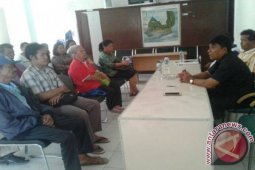 Pemkab Samosir Serahkan Tali Asih Korban Kebakaran
